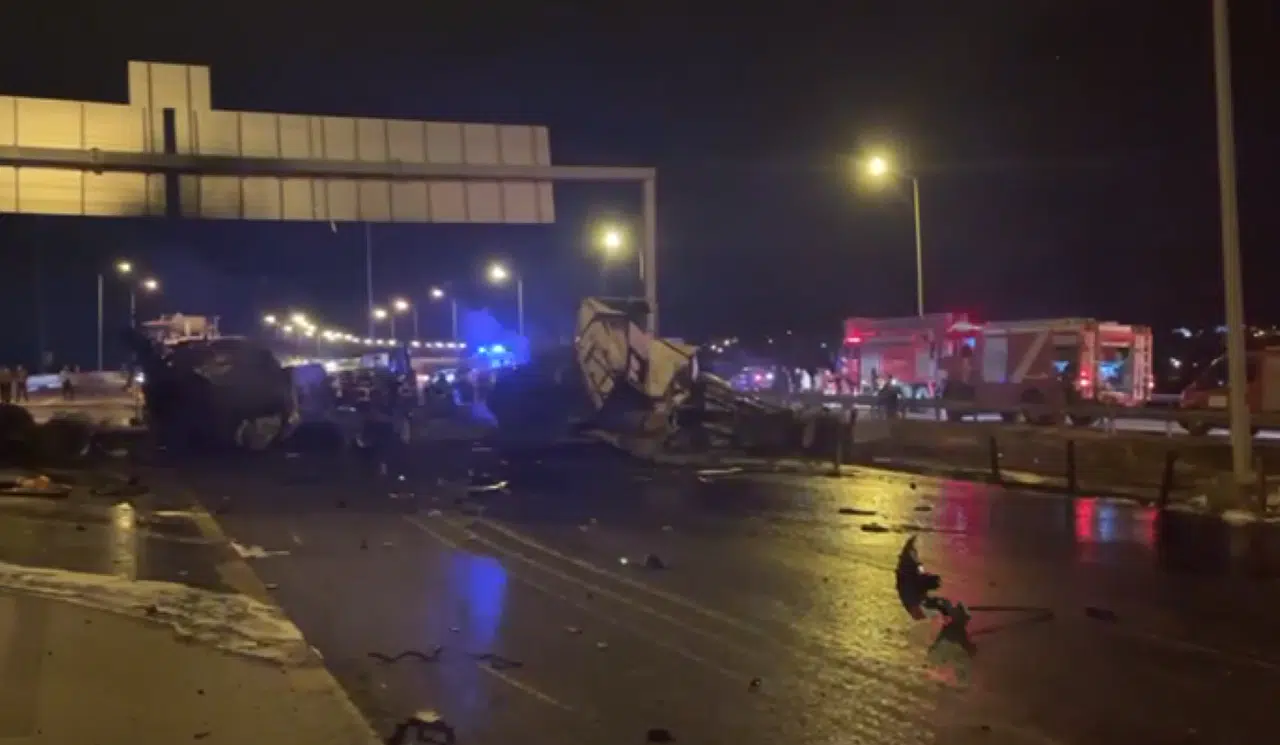 TAG Otoyolu'nda Tır 3 araca çarptı: 3 ölü, 11 yaralı