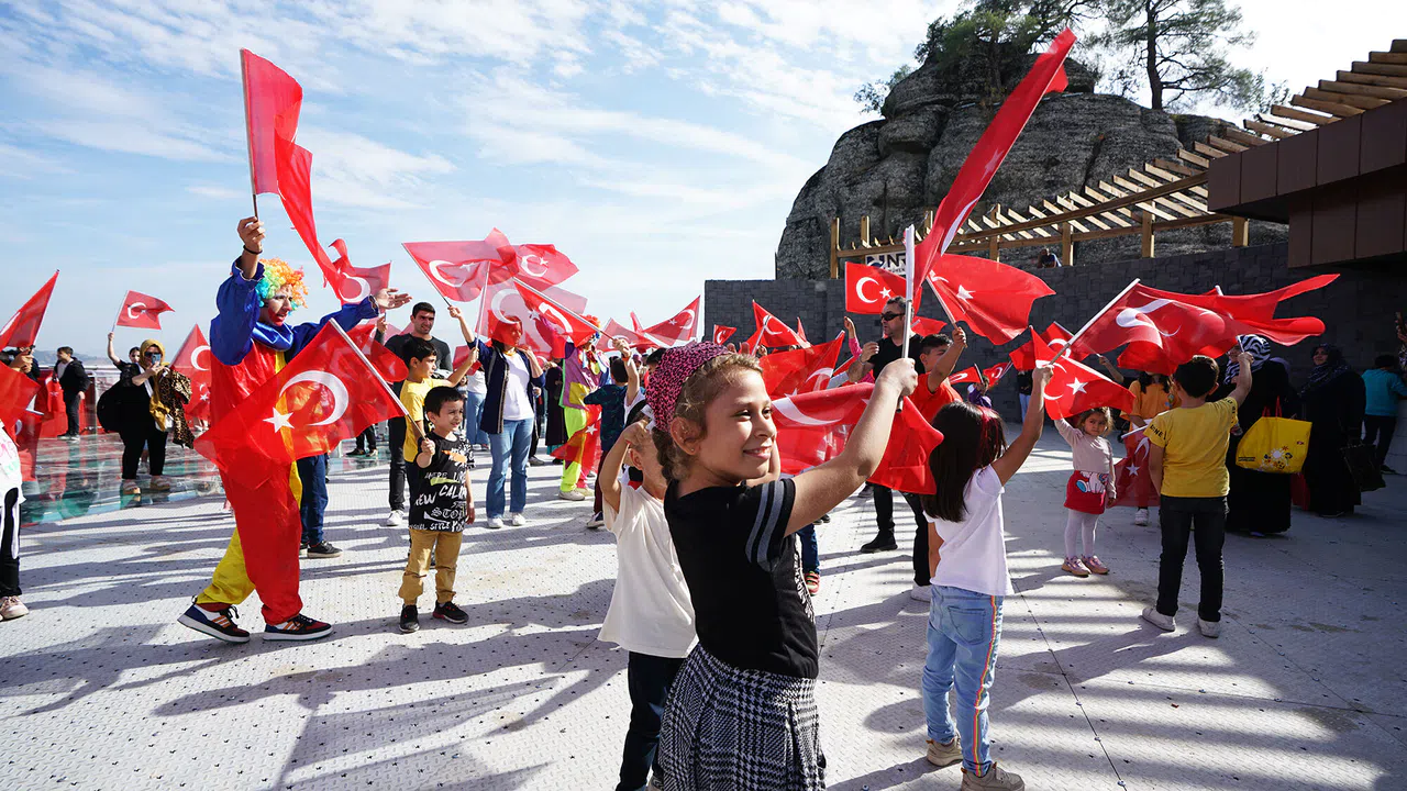 Minikler Cumhuriyet coşkusunu Ali Kayası’nda yaşadı!