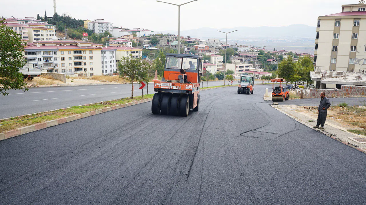 Adil Erdem Bayazıt Caddesi'nde Asfalt Yenileme Çalışmalarına Devam Ediyor