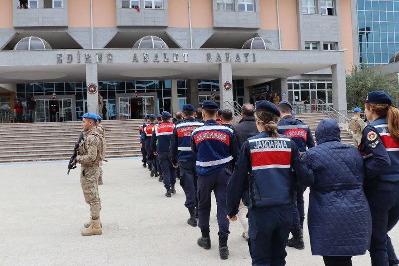 Yasa dışı yollarla Yunanistan'a kaçamadılar!