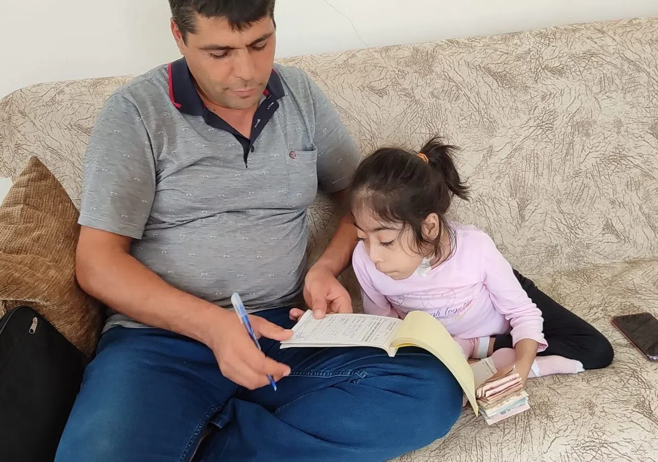 8 yaşındaki Melek, depremde yıkılan camiye küpe için biriktirdiği parasını bağışladı  