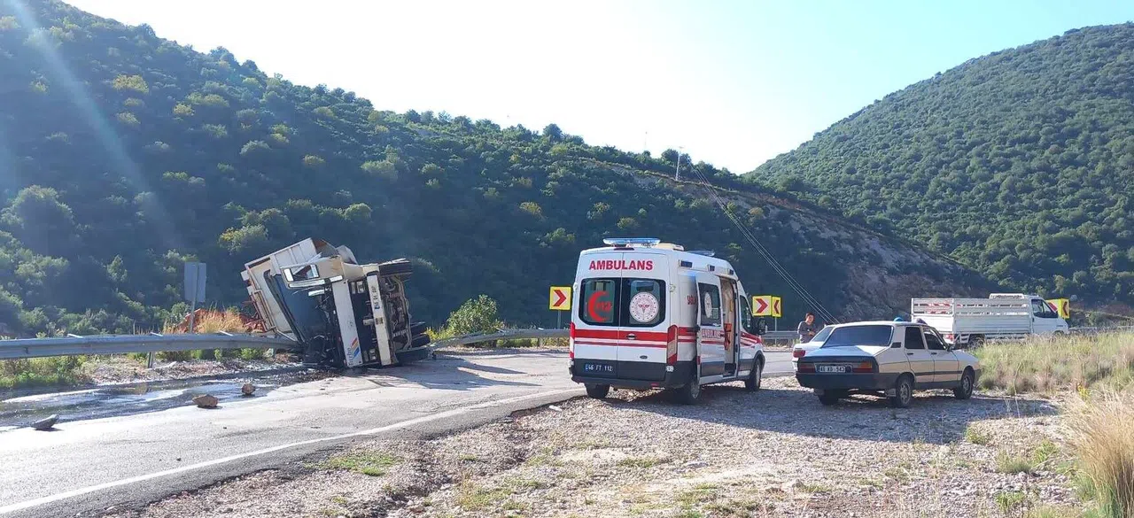 Kahramanmaraş'ta şarampole devrilen kamyonun sürücüsü yaralandı   