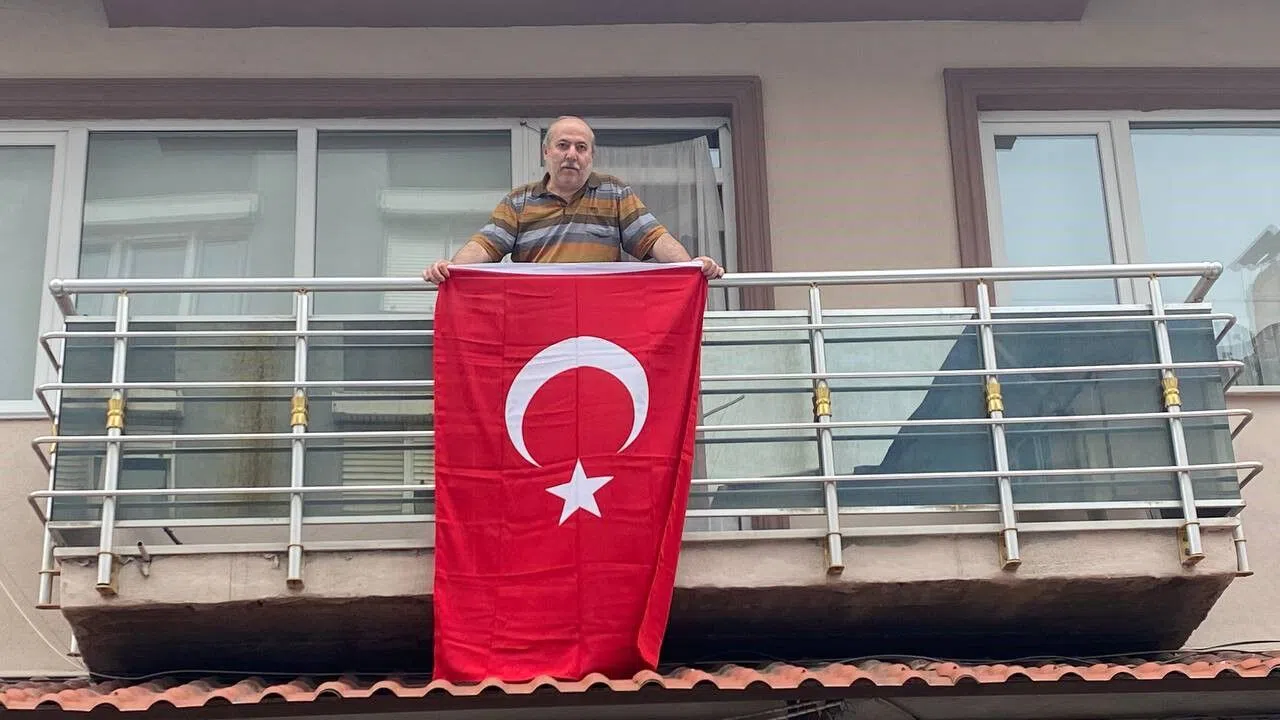 Bu kez 100. yıl için balkona çıktı