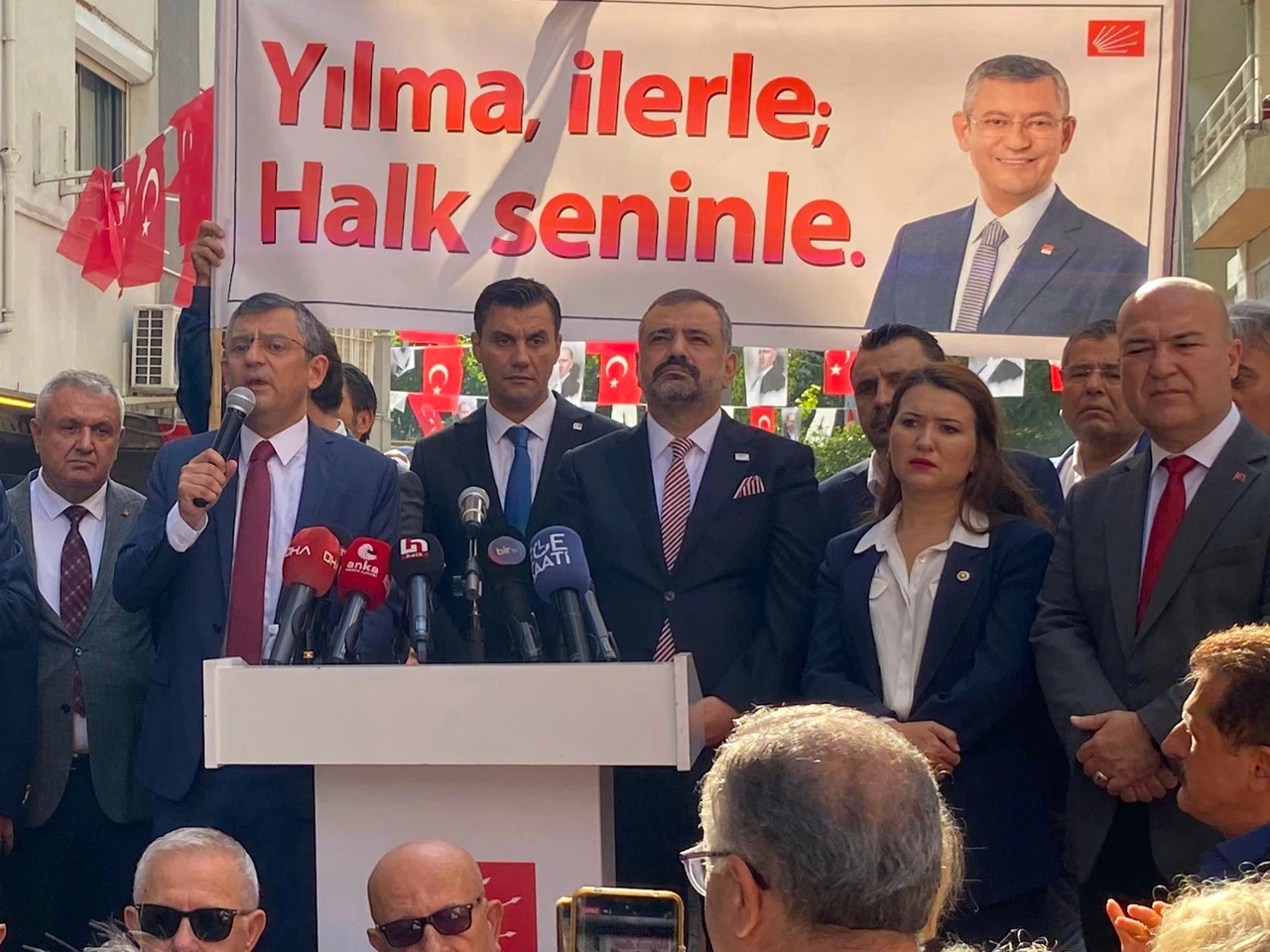 Özgür Özel, İzmir’de CHP’li delegelerle bir araya geldi