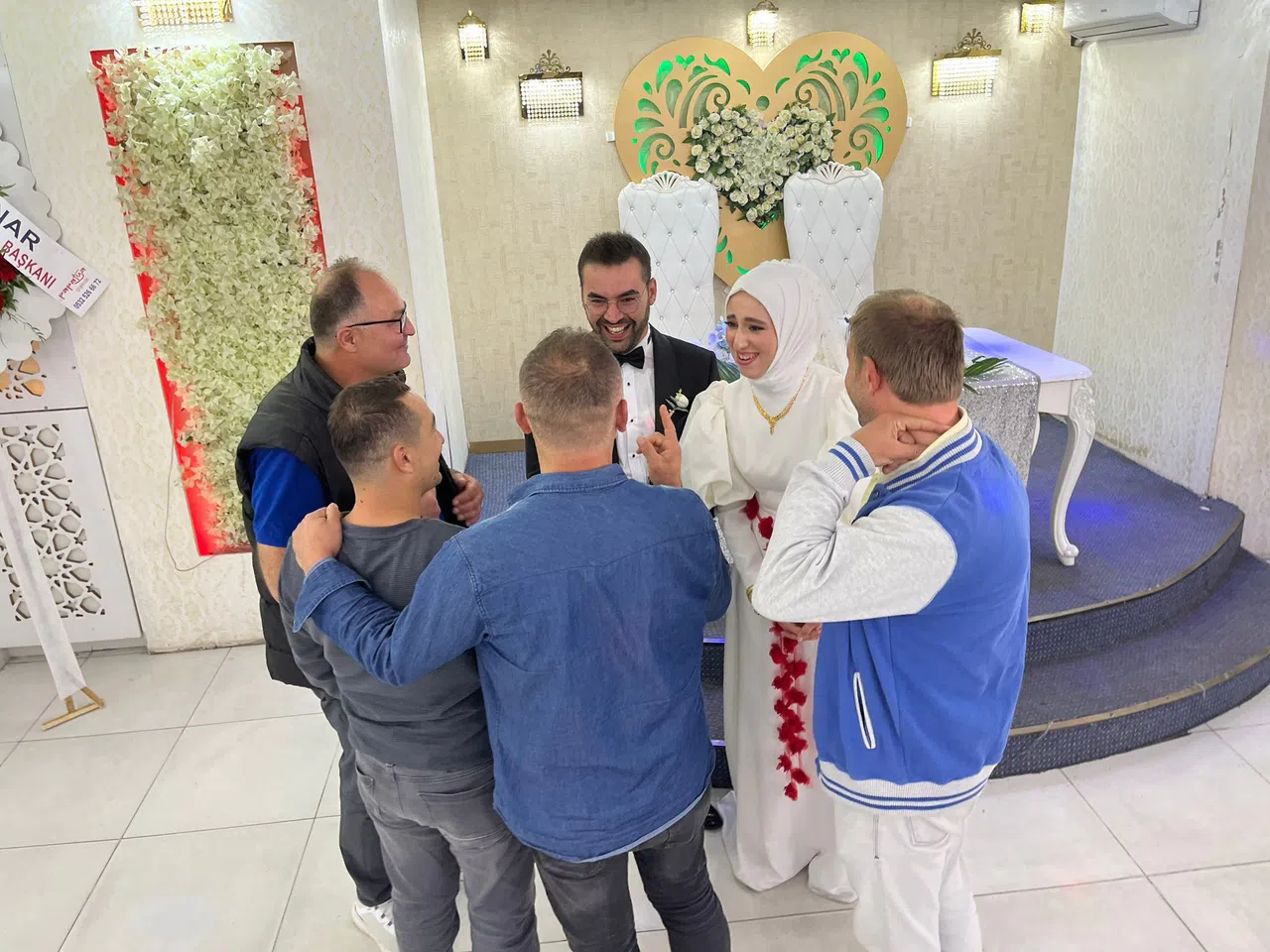 Ailesinin cenazesini enkazdan çıkaran ekip, genç kızın düğününe de geldi
