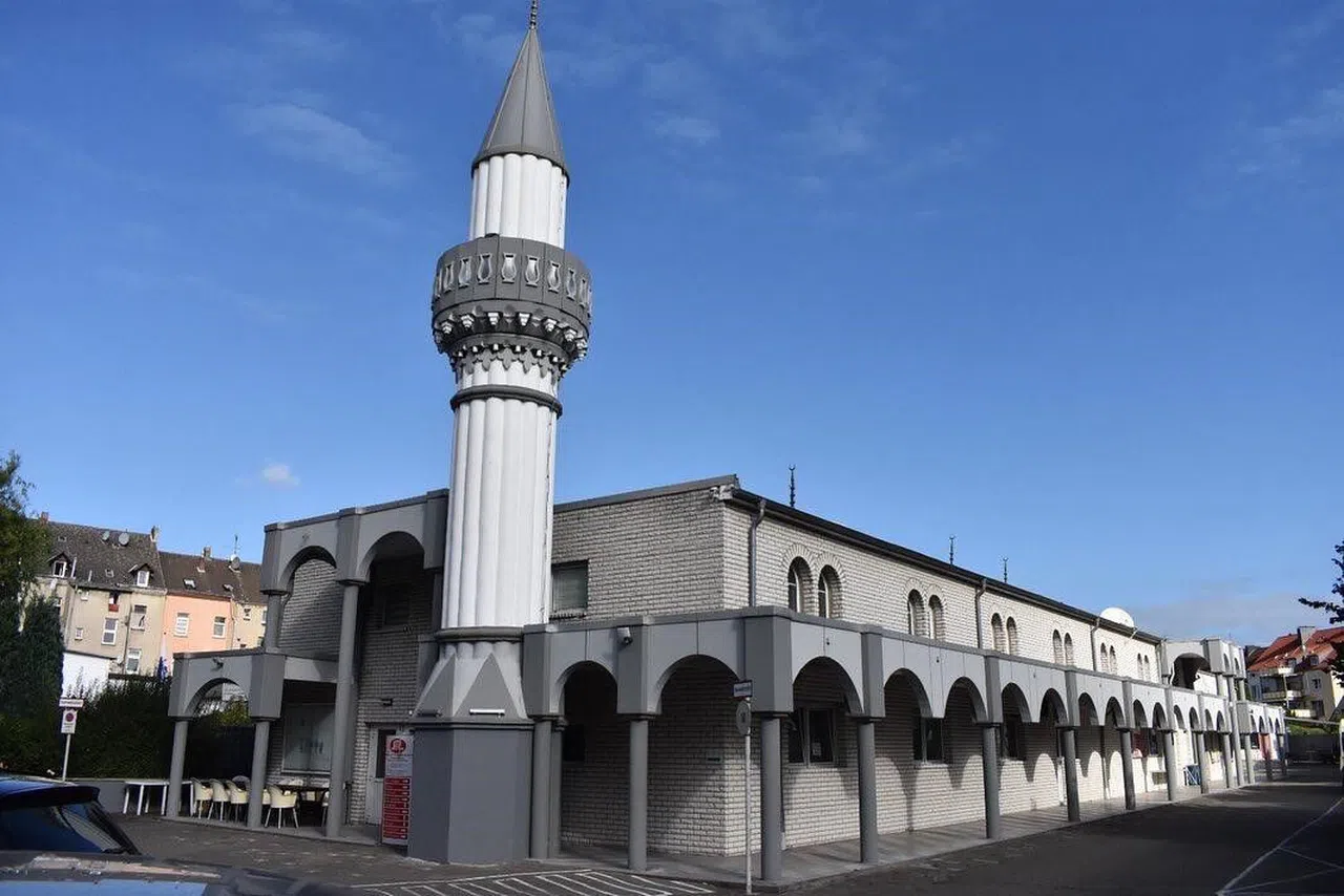 Almanya’da üç camiye çirkin saldırı