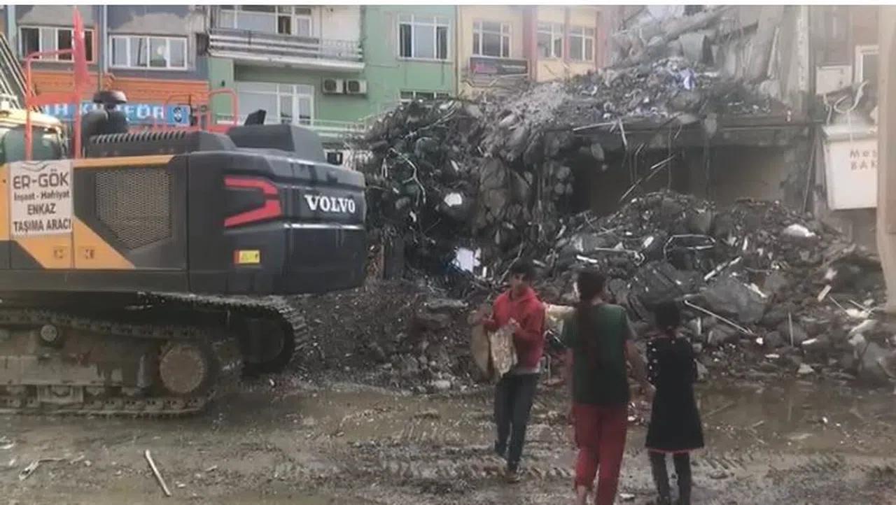 Çocuklar enkaz alanında tehlikeye aldırış etmeden hurda topluyor