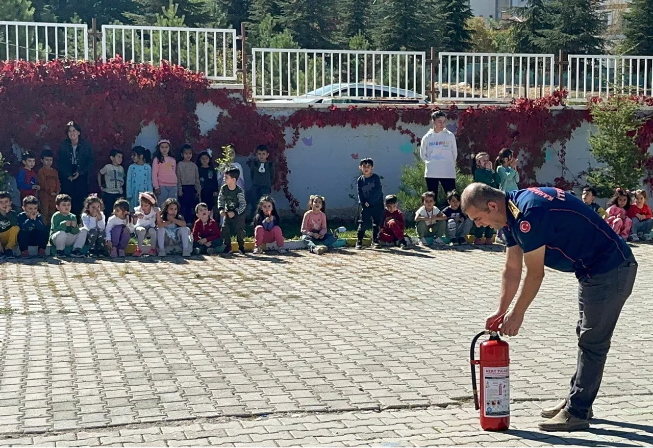 Büyükşehir Belediyesi İtfaiyesi Okullarda Afet ve Acil Durum Eğitimi Verdi