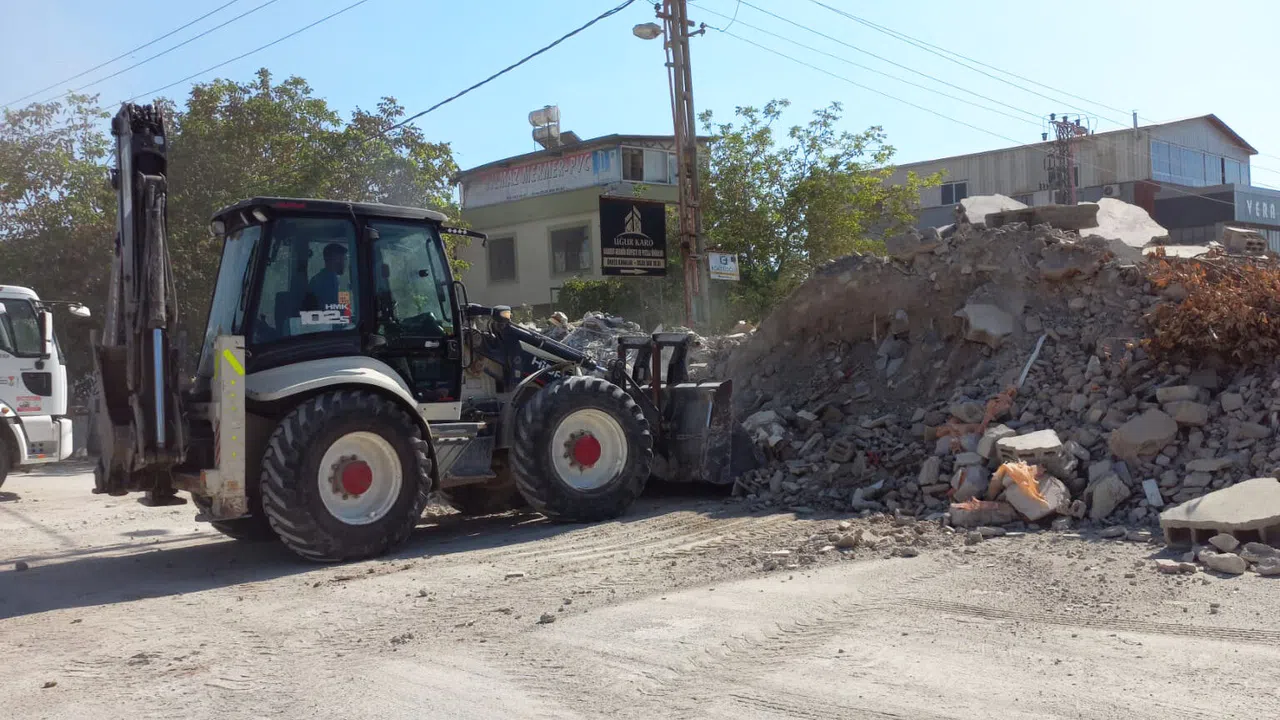Büyükşehir Belediyesi, İnşaat Atıklarını Temizliyor