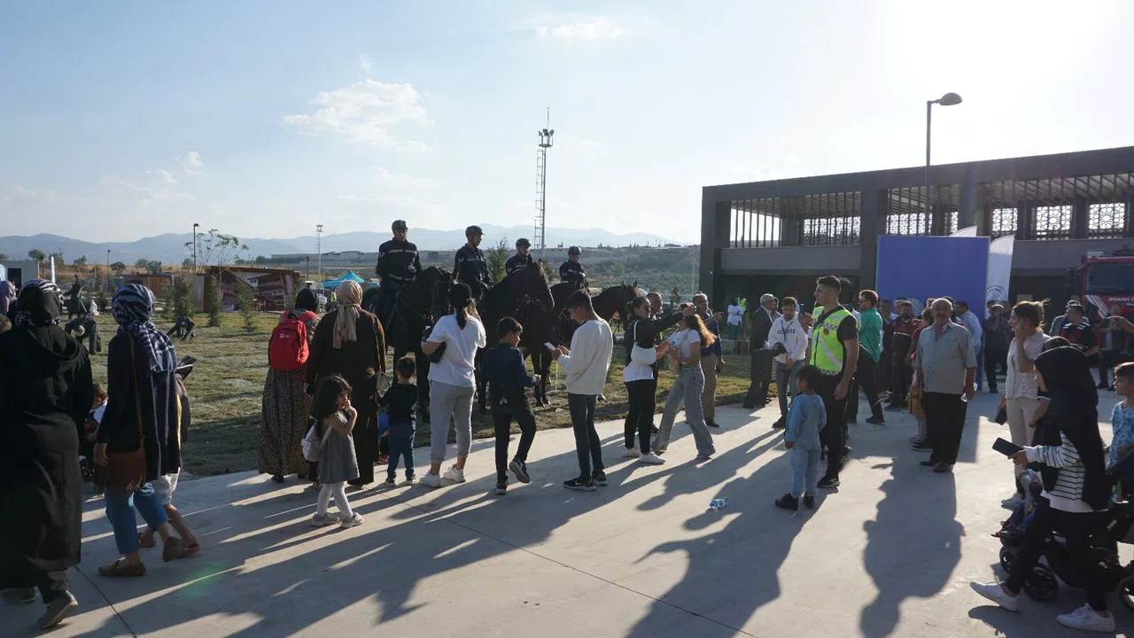 Vatandaşlardan atlı time büyük ilgi!