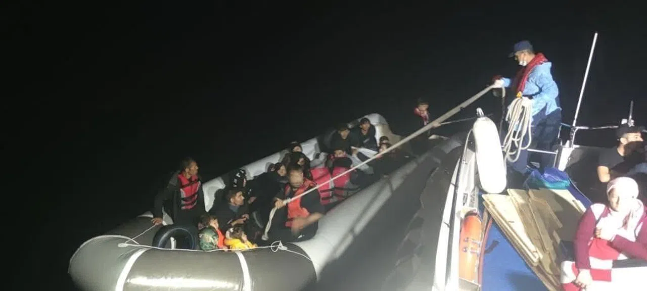 Yunan'ın ölüme terk ettiği  77 kaçak göçmen kurtarıldı.