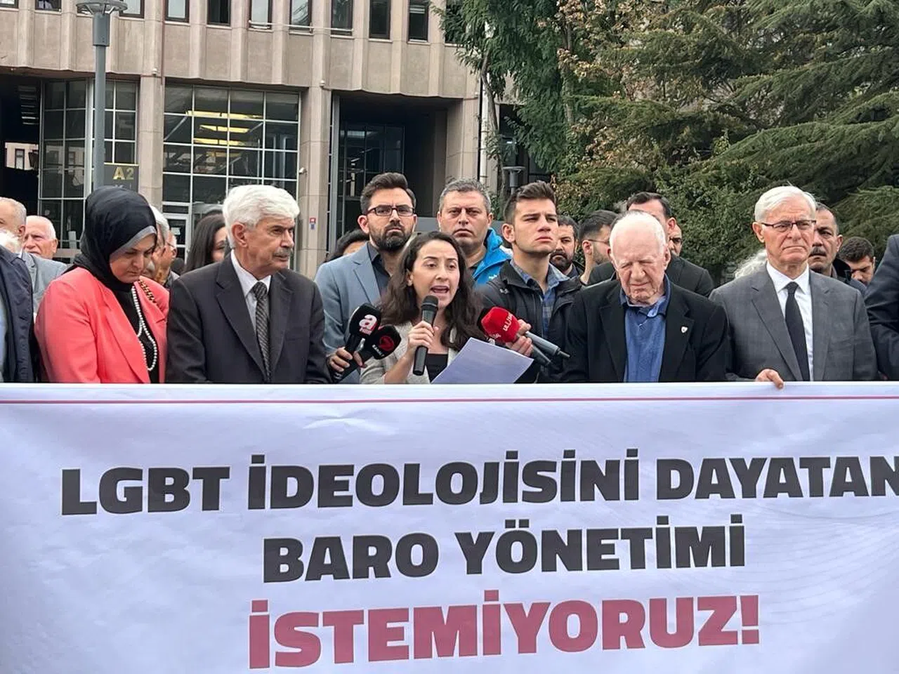 LGBT karşıtı olduğu gerekçesiyle barodan atılan avukattan tepki
