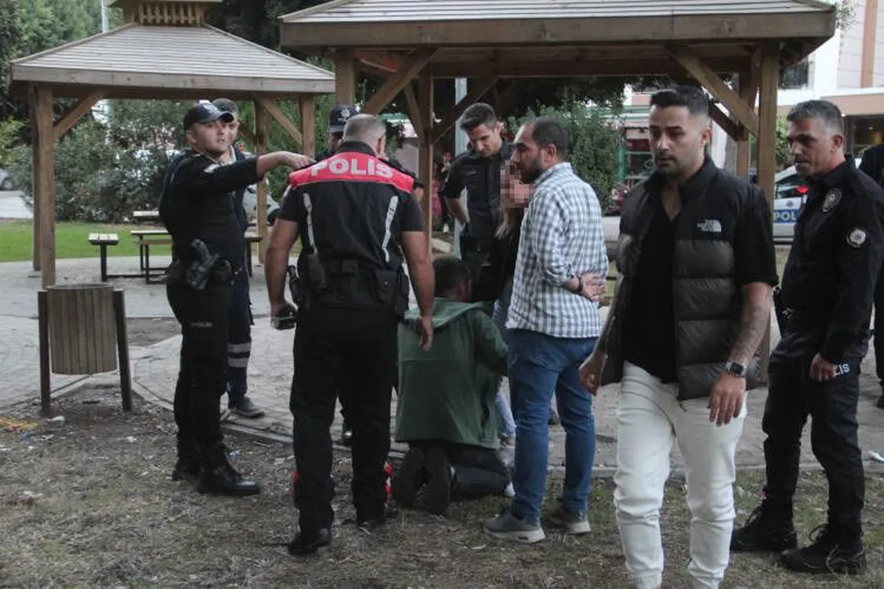 Önce tartıştı, sonra ağlayarak ayaklarına kapandı