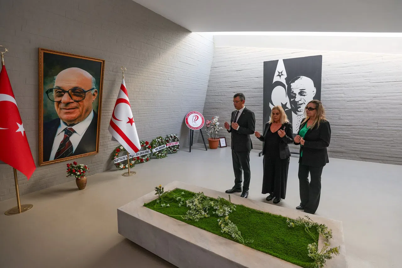 Özel, KKTC'de Küçük ve Denktaş'ın kabirlerini ziyaret etti