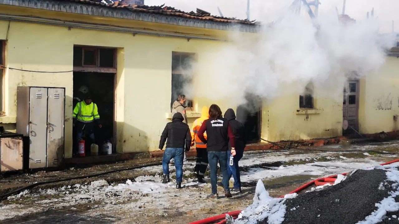 TCDD çalışanları cağ kebabı yapmak isterken depoyu yaktılar
