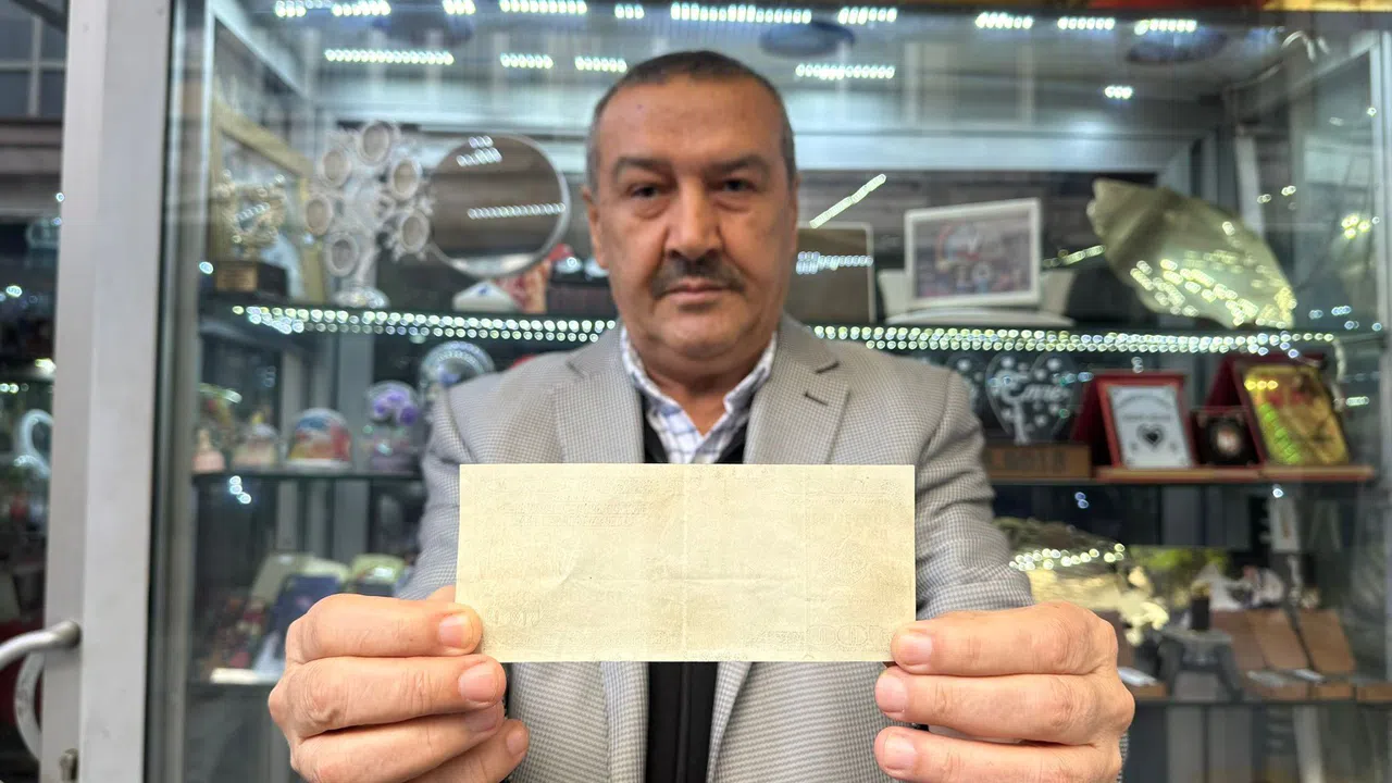 Bir tarafı olmayan hatalı basım 100 doları satışa çıkardı