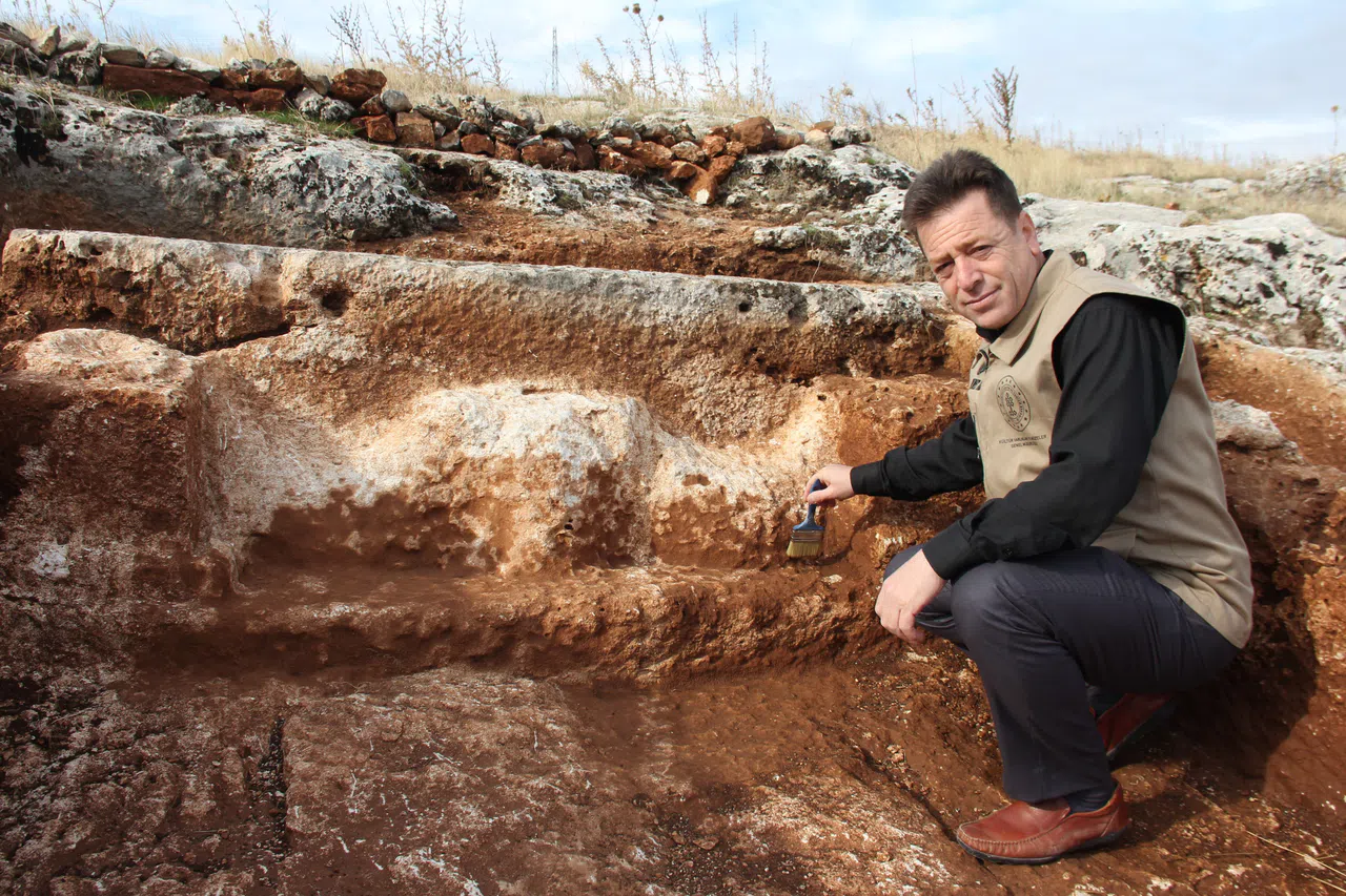 Perre’de 1800 yıllık boğa başı kabartması bulundu