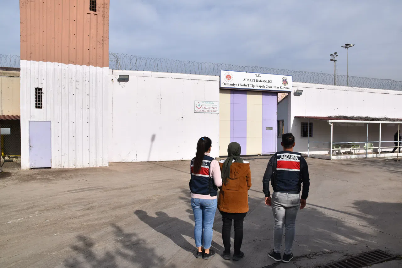 Osmaniye'de FETÖ'cü kadın kitaplık arkasındaki gizli bölmede yakalandı