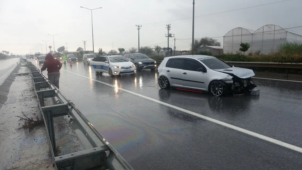 Bariyerlere çarparak hurdaya dönen araçtan burnu bile kanamadan çıktı
