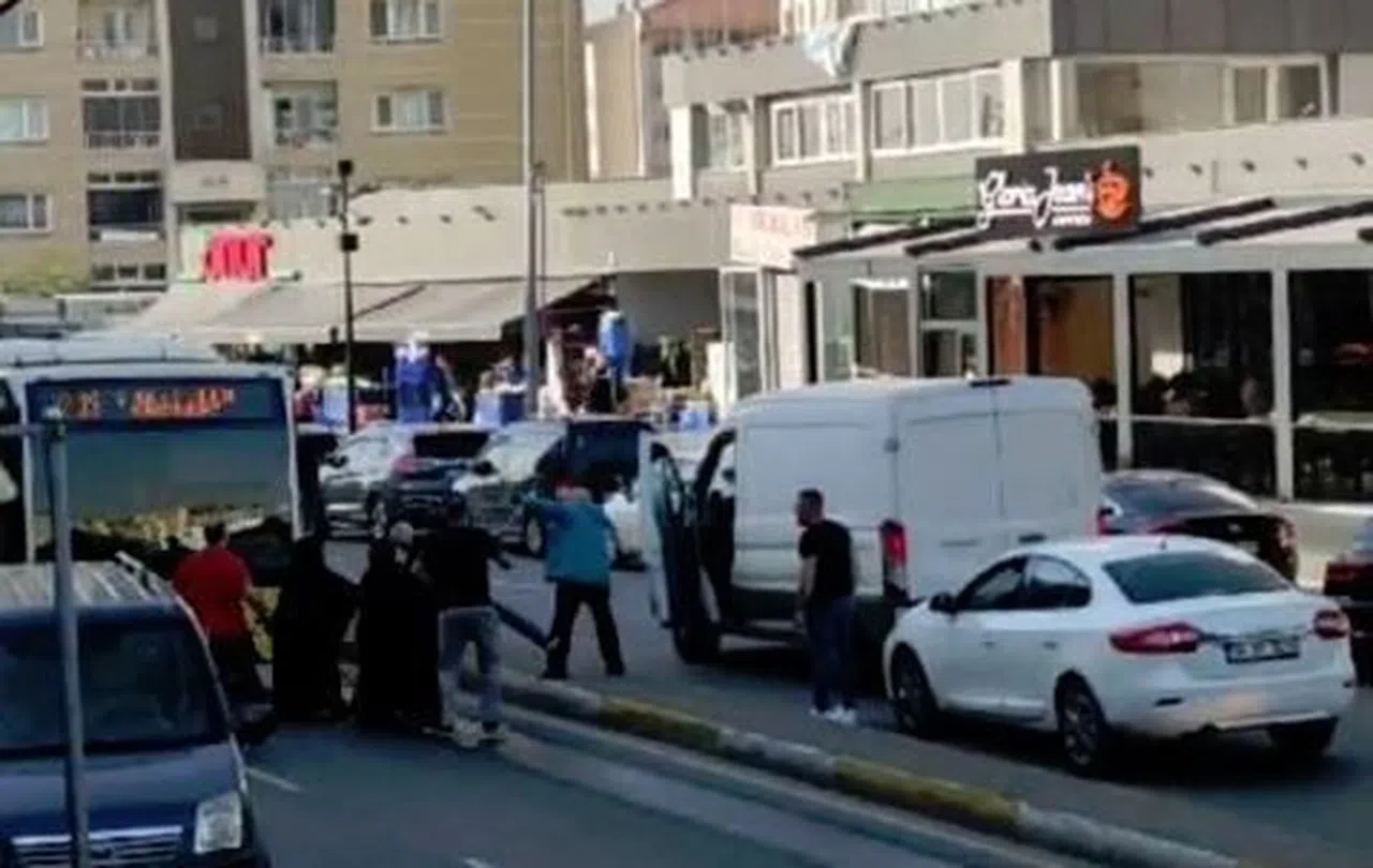Kadın ile sürücünün tartışması sopalı kavgaya dönüştü