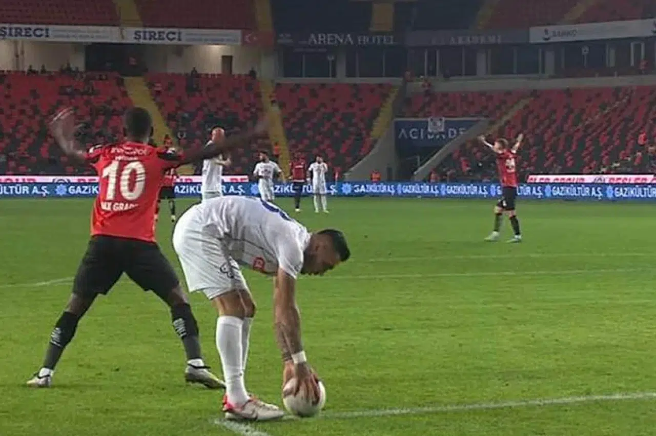 Türk futbolunda nadir görülen olay: Hakem, aniden penaltı noktasını gösterdi!