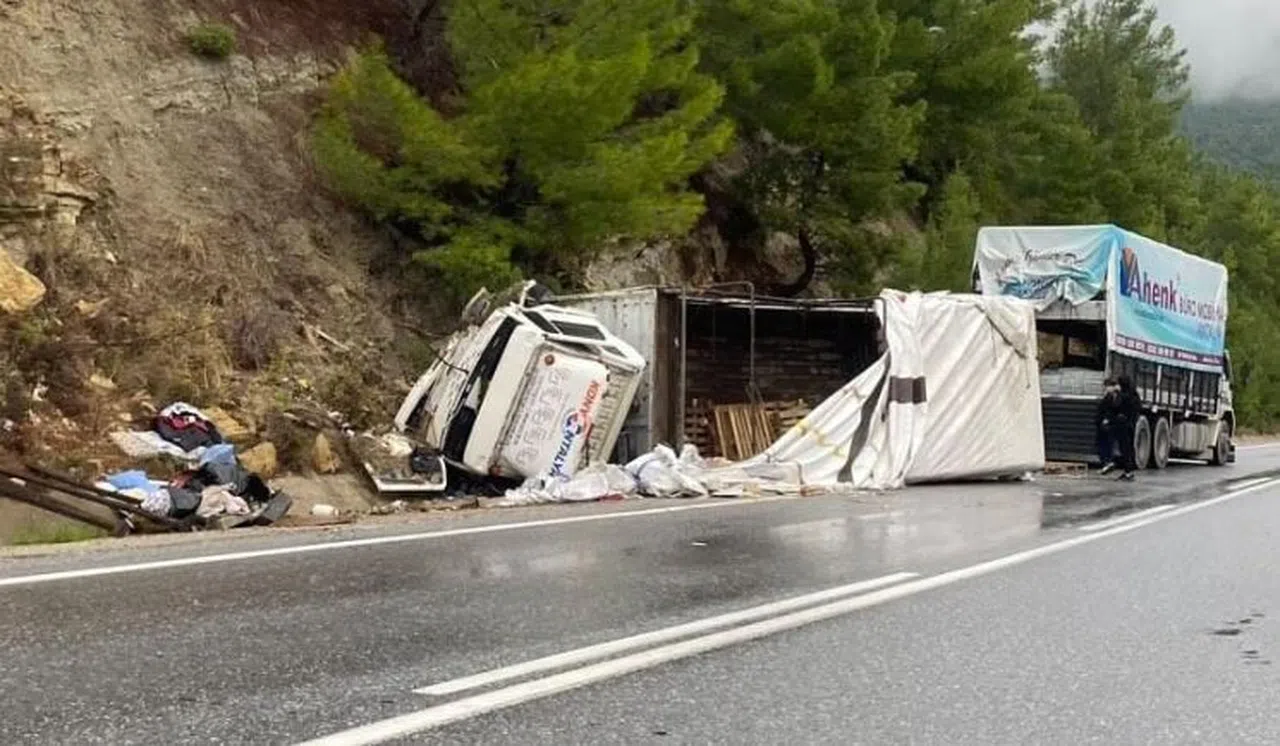 Akseki-Manavgat yolunda kamyon devrildi: 1 yaralı