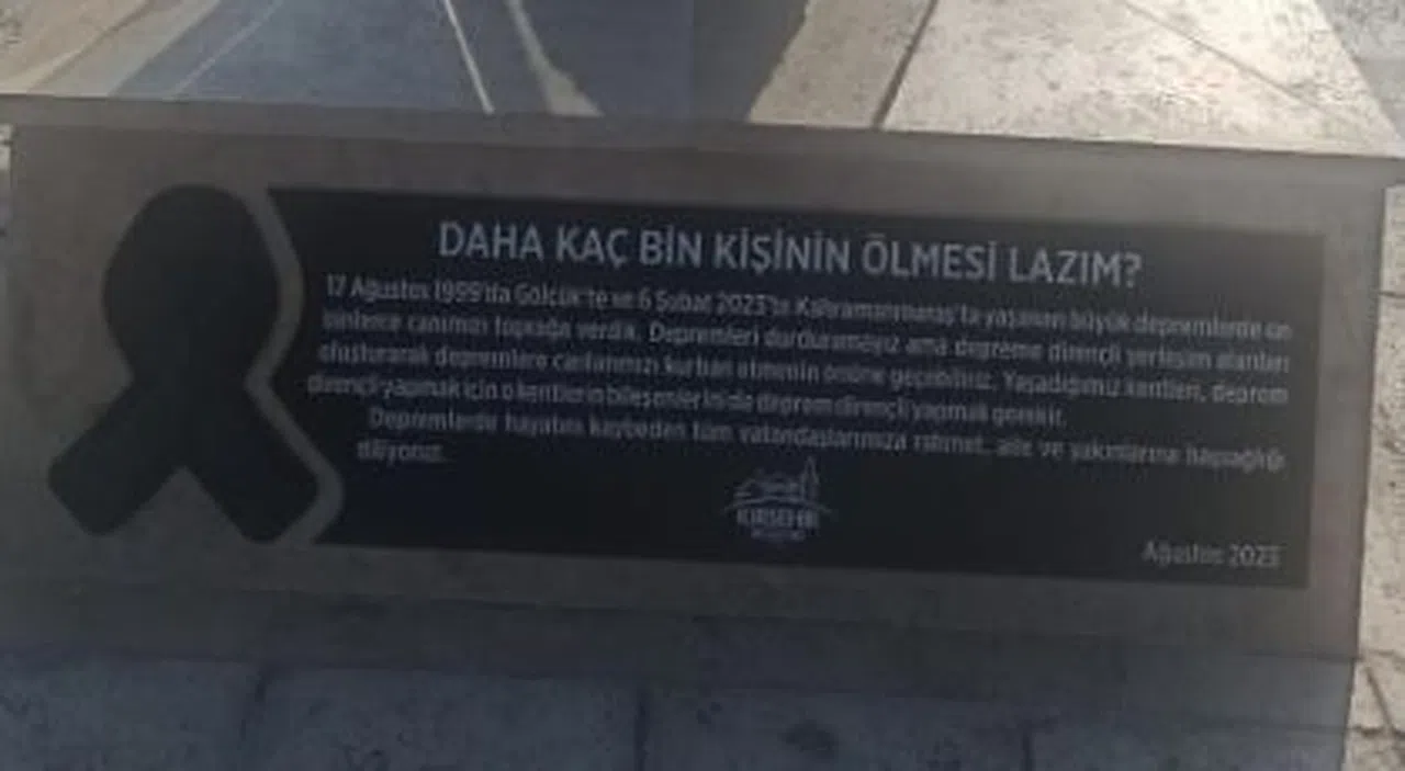 Kırşehir Belediyesi 6 Şubat ve 17 Ağustos depremleri için anıt dikti