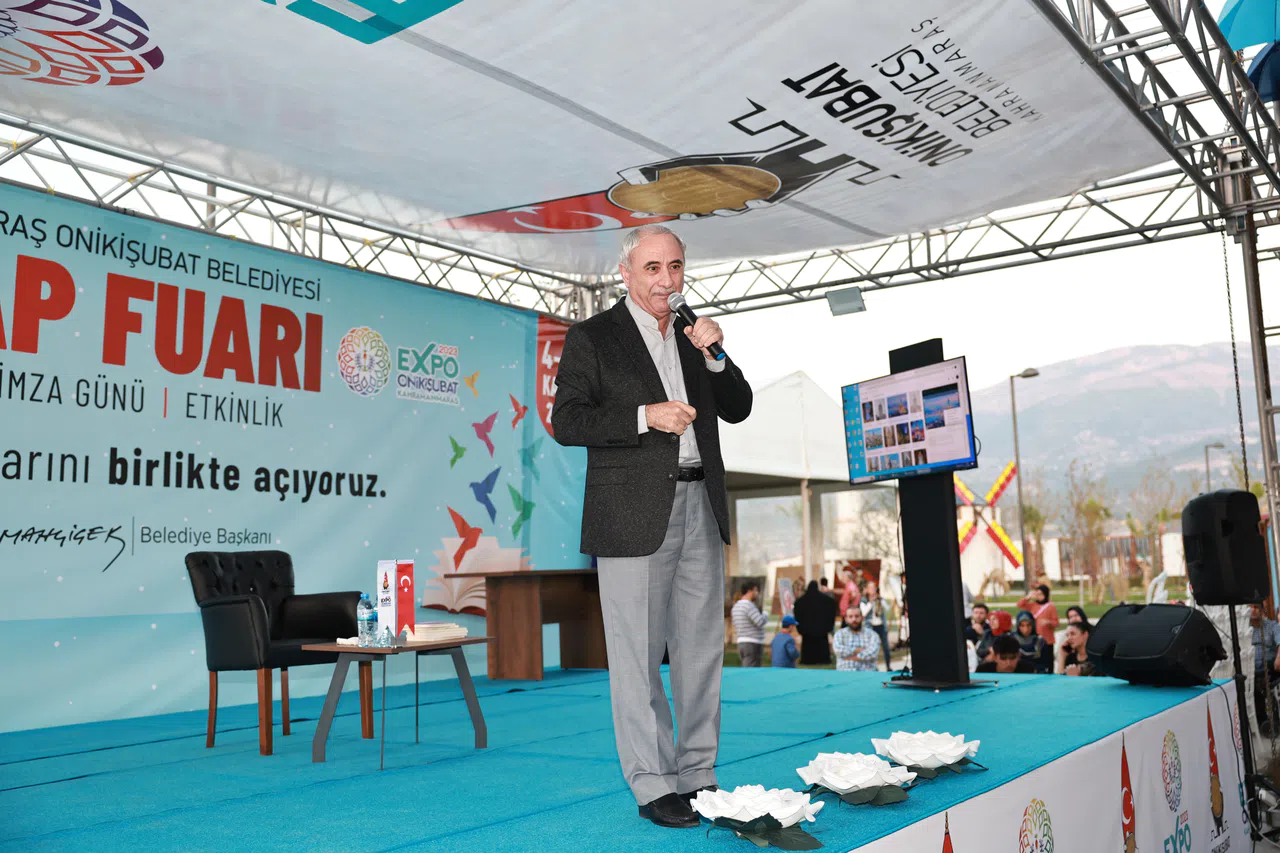 Ünlü Şair ve Yazar Nurullah Genç, EXPO 2023 Kitap Fuarı'nda Okurlarıyla Buluştu