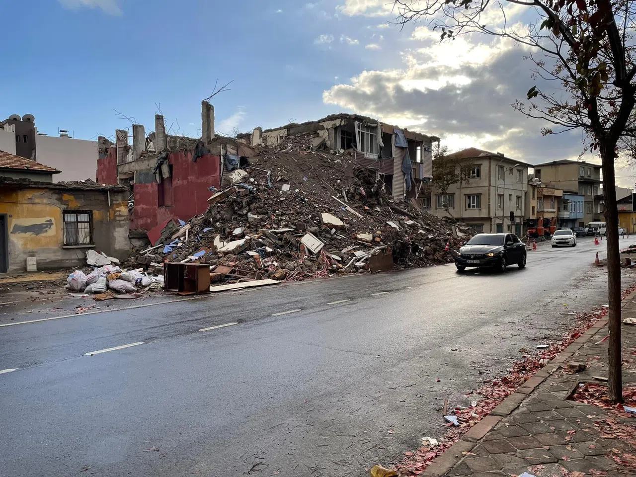 Kahramanmaraş’ta deprem sonrası yıkım çalışmaları sürüyor