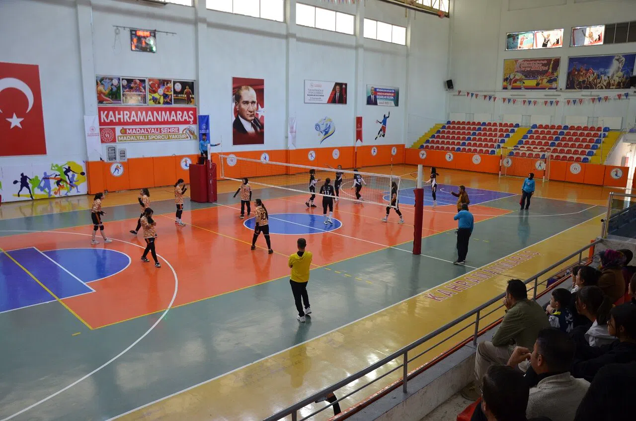 Kahramanmaraş’ta ‘yıldız kızlar’ filede yarıştı