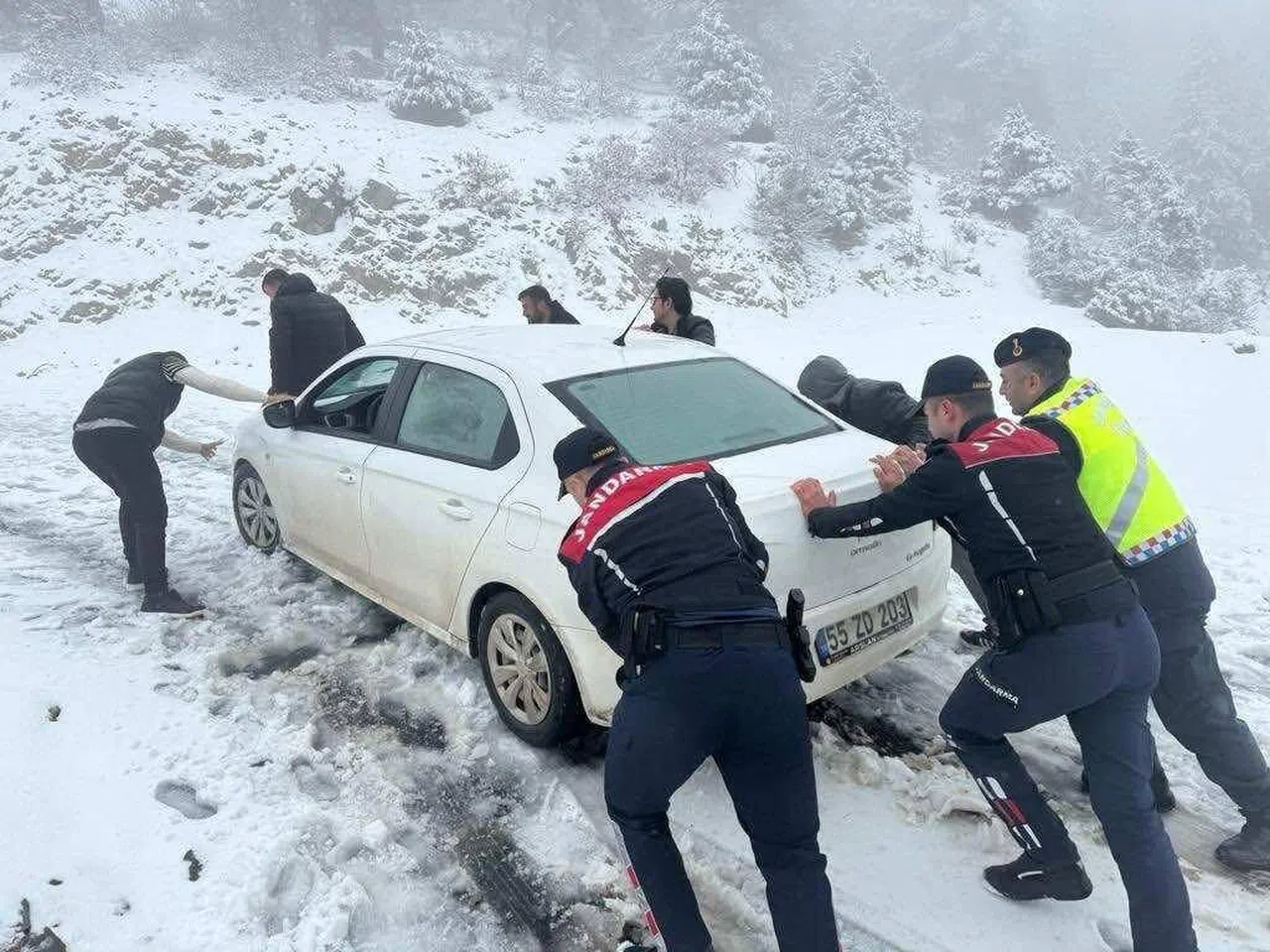 Kahramanmaraş’ta öğretmenlerin imdadına jandarma yetişti
