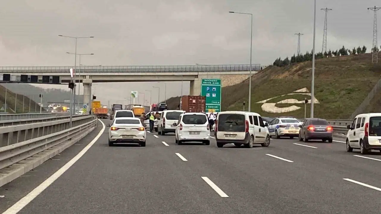 Kuzey Marmara Otoyolu Sakarya geçişinde 3 otobüsün karıştığı zincirleme kazada 11 kişi öldü, 57 kişi yaralandı