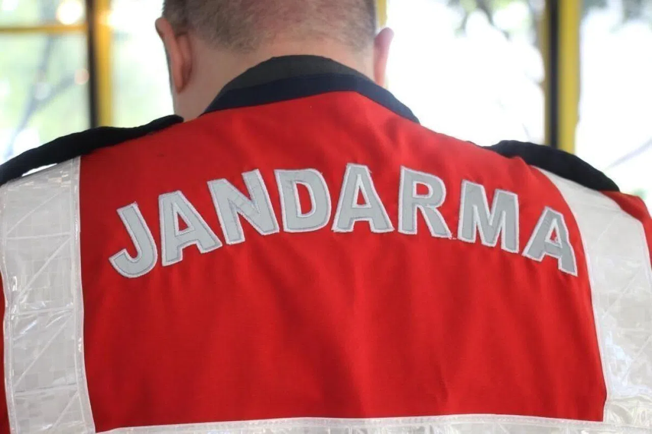 Jandarma dedektifleri 16 aranan şahsı yakaladı