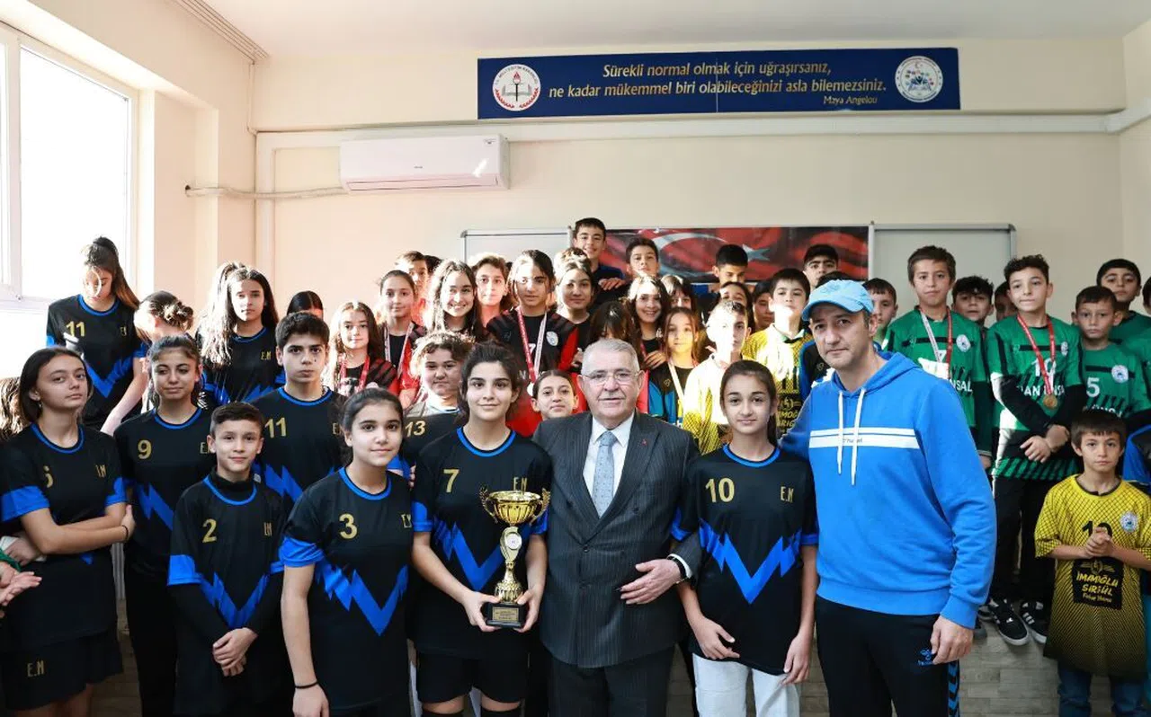 Başkan Mahçiçek’ten başarılı sporculara ödül