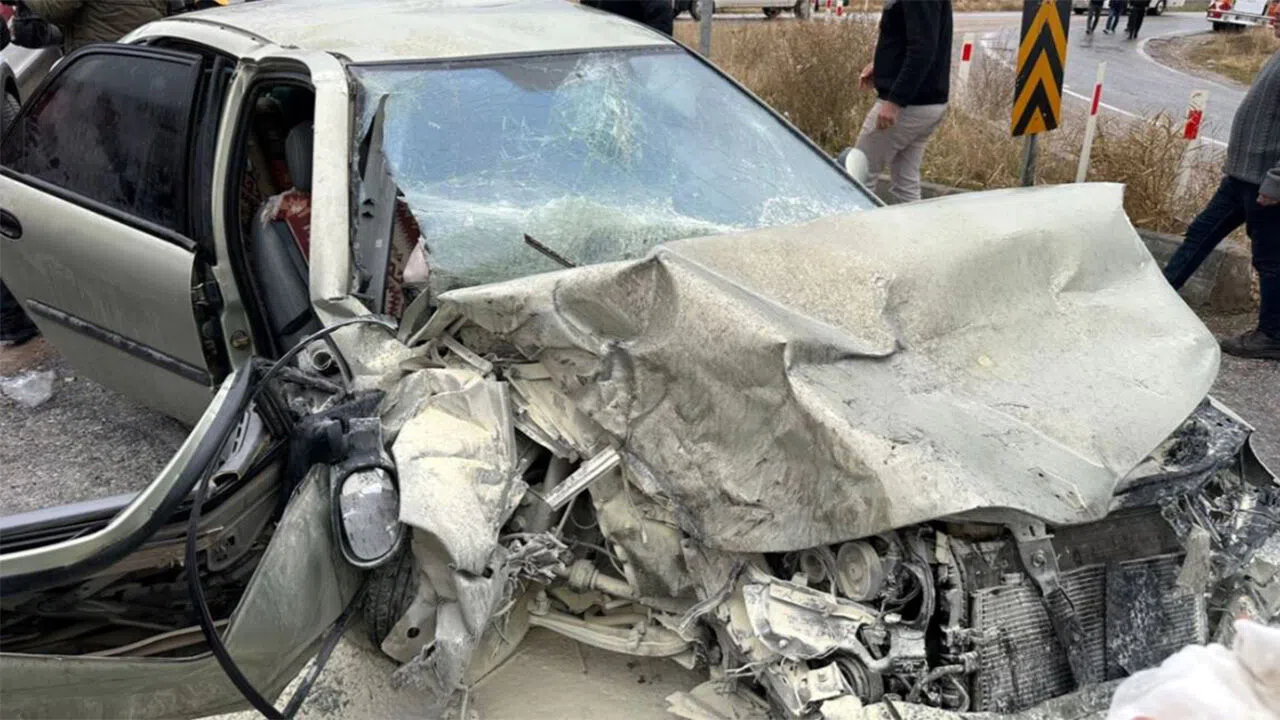 Afşin’de otomobil LPG tankerine çarptı: 2 yaralı