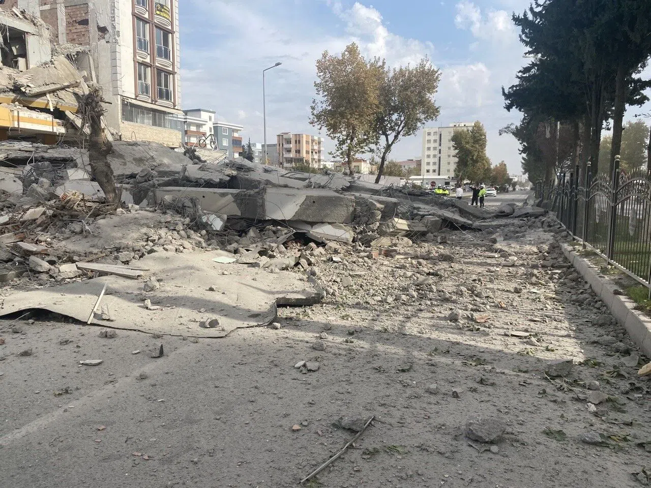 Kara yoluna yıkılan bina trafik yoğunluğuna neden oldu