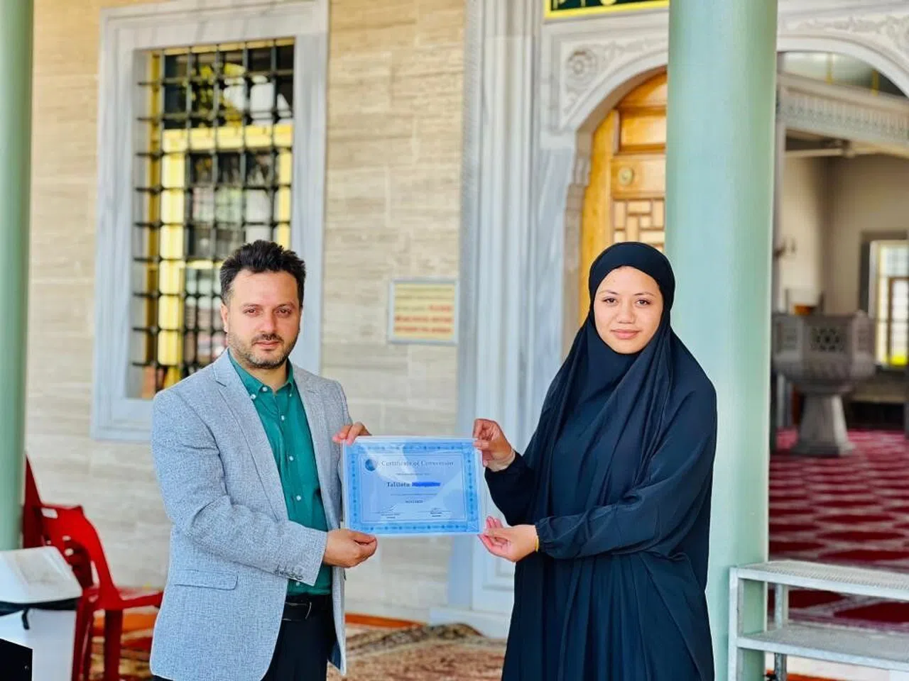 Papazın kızı Auburn Gelibolu Camii'nde Müslüman oldu