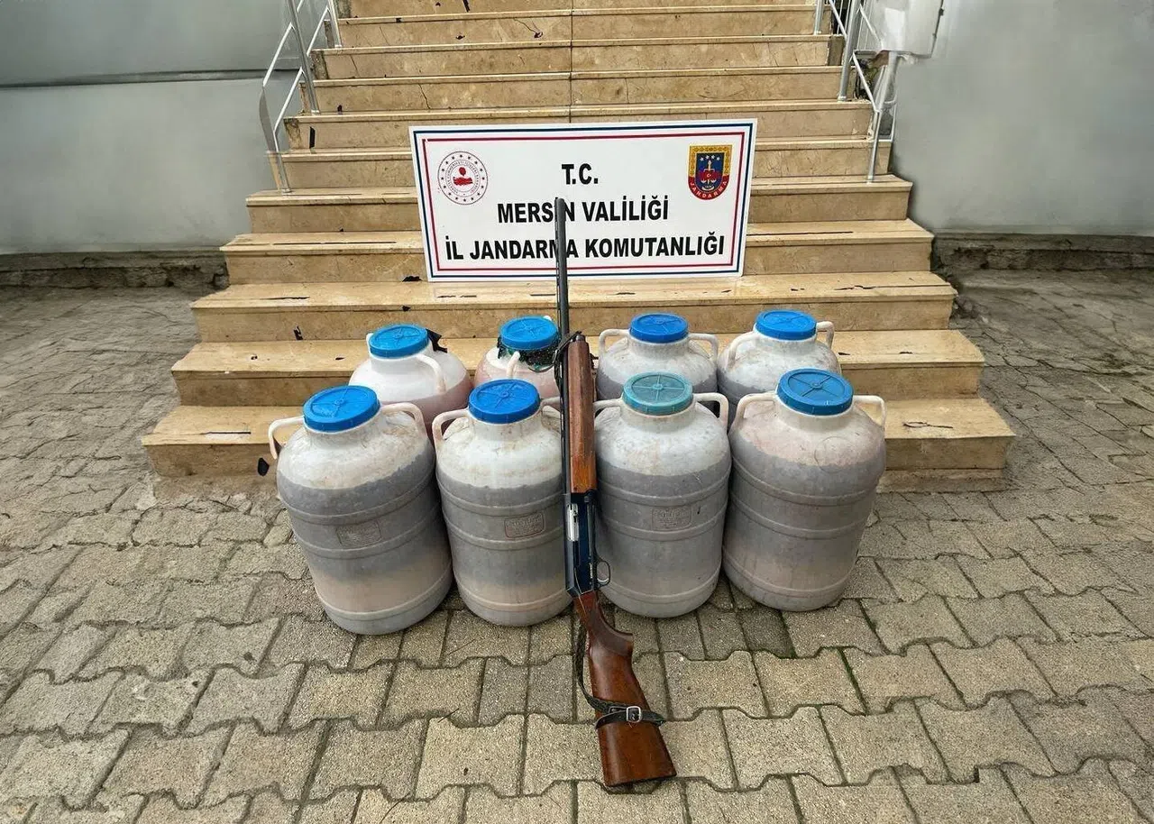 Mersin'de bir evde 550 litre sahte içki ele geçirildi