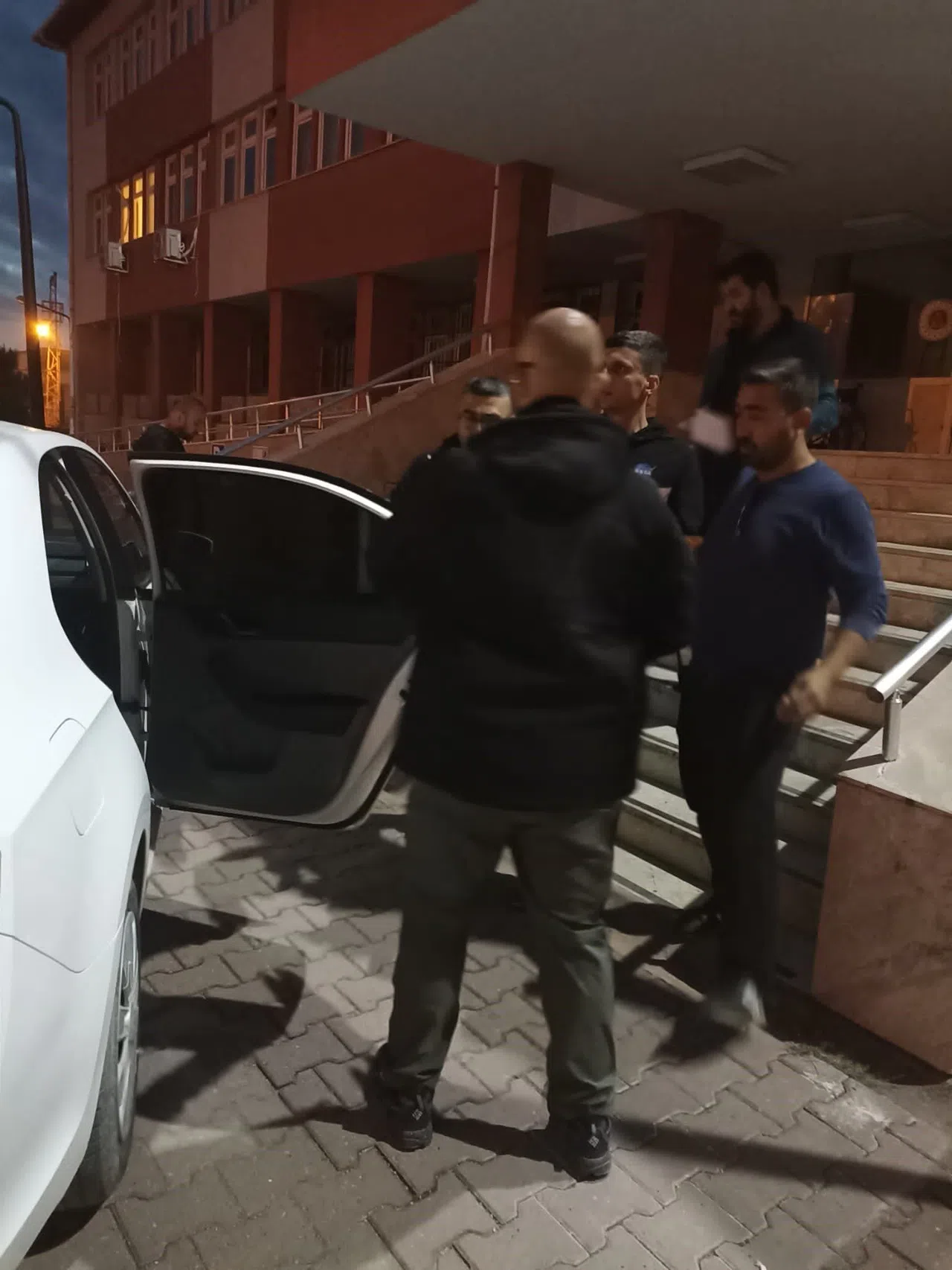 Uyuşturucu sattığı öne sürülen iki kişi tutuklandı