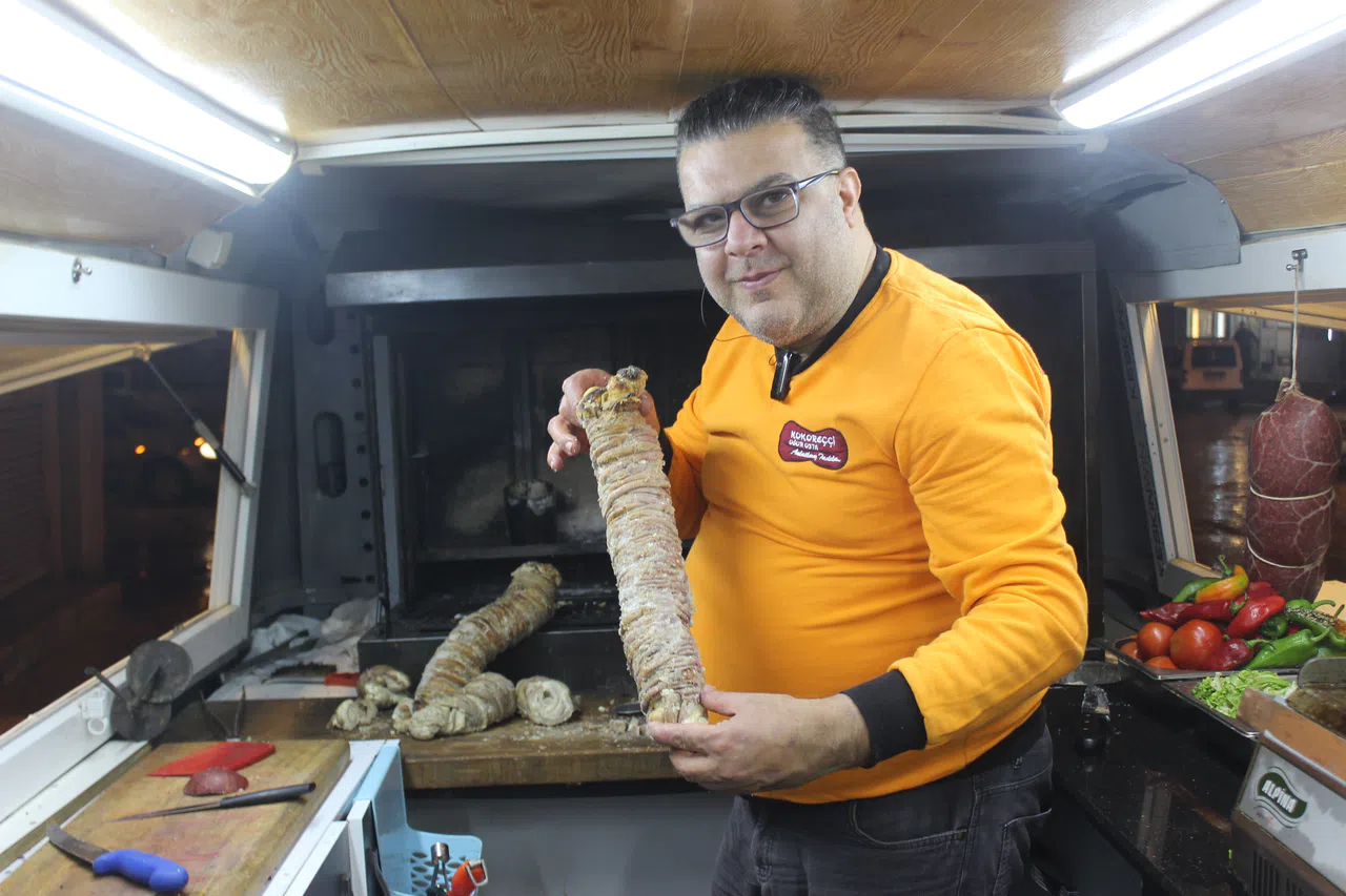 Kokoreç ustası, tüm zorluklara rağmen evine ekmek götürmeye devam ediyor 