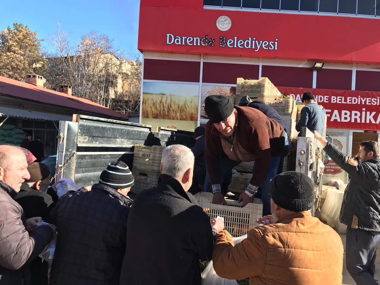Depremzedelere mandalina dağıttı