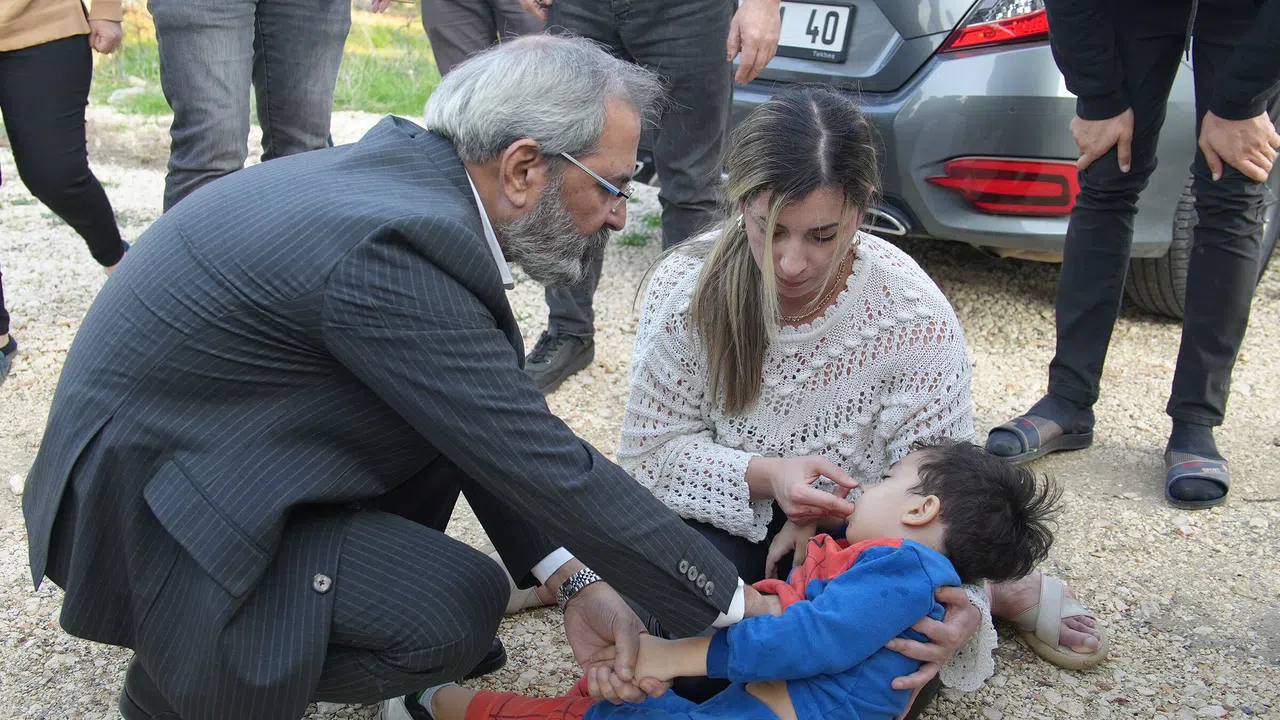 Doktor Başkan rahatsızlanan çocuğa müdahale etti  
