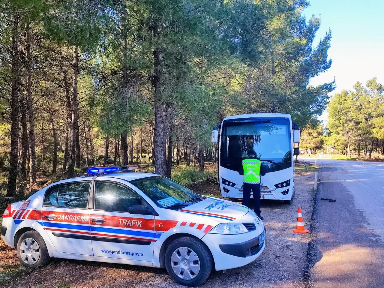 Jandarmadan trafikte kural ihlali yapanlara 17 bin 845 TL idari yaptırım para cezası  