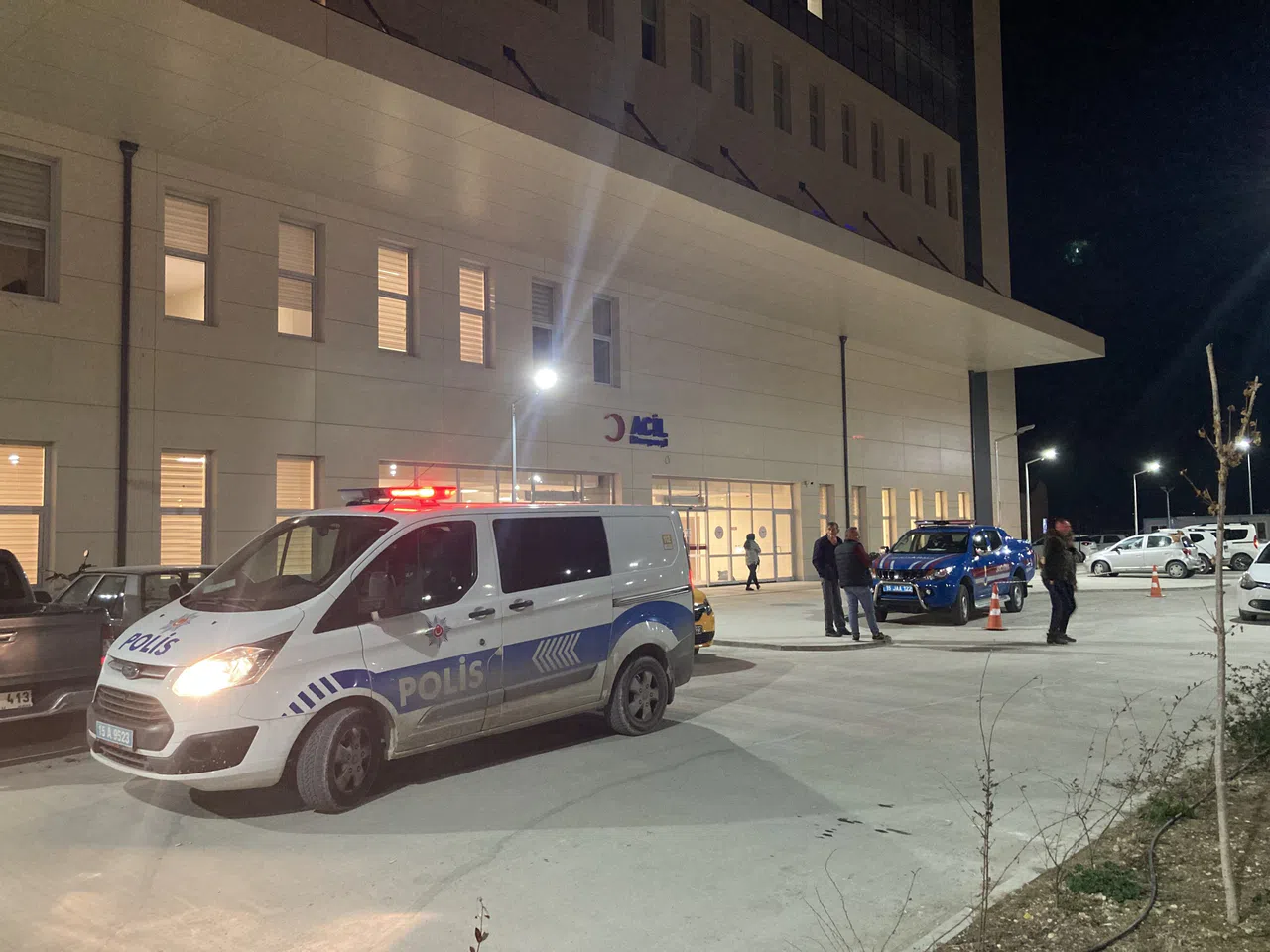 18 yaşındaki genç yemek yaparken kendini bıçakla yaraladı  