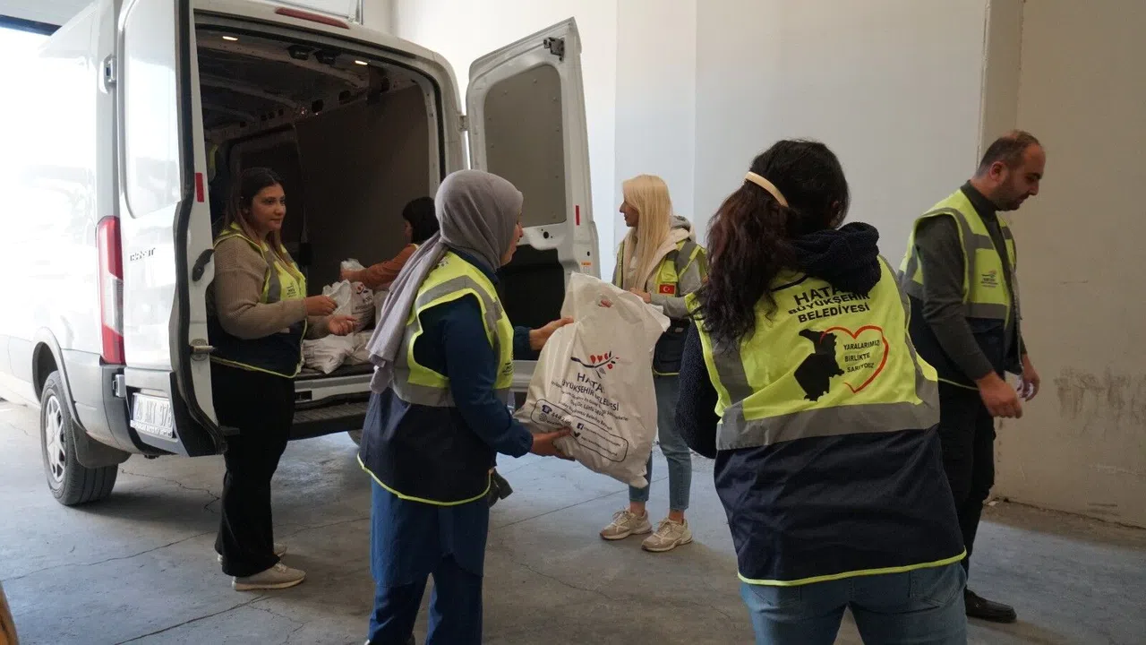 Çiftçi, depremzede vatandaşlara 2 ton mandalina dağıttı  