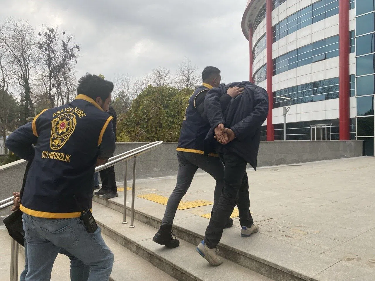 Ağır hasarlı binalardan eşya çalan 2 şahıs yakalandı