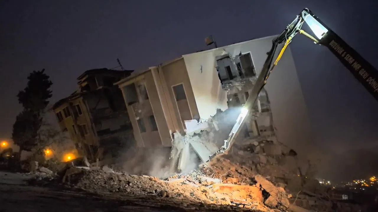 5 katlı okul, iş makinasının dokunuşuyla yerle bir oldu  