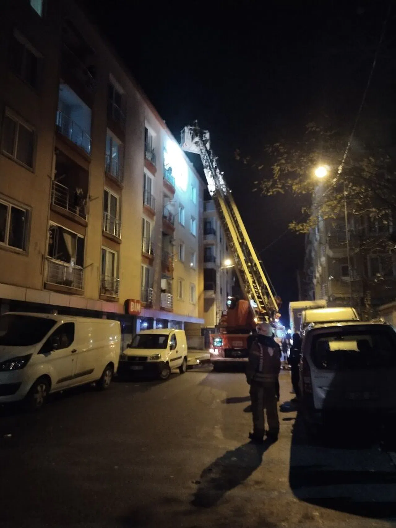 Sancaktepe'de bir binada yoğun dumana maruz kalan vatandaşları itfaiye kurtardı
