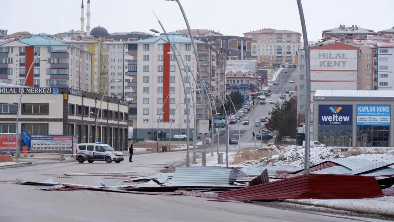 Erzurum’da fırtına çatıları uçurdu