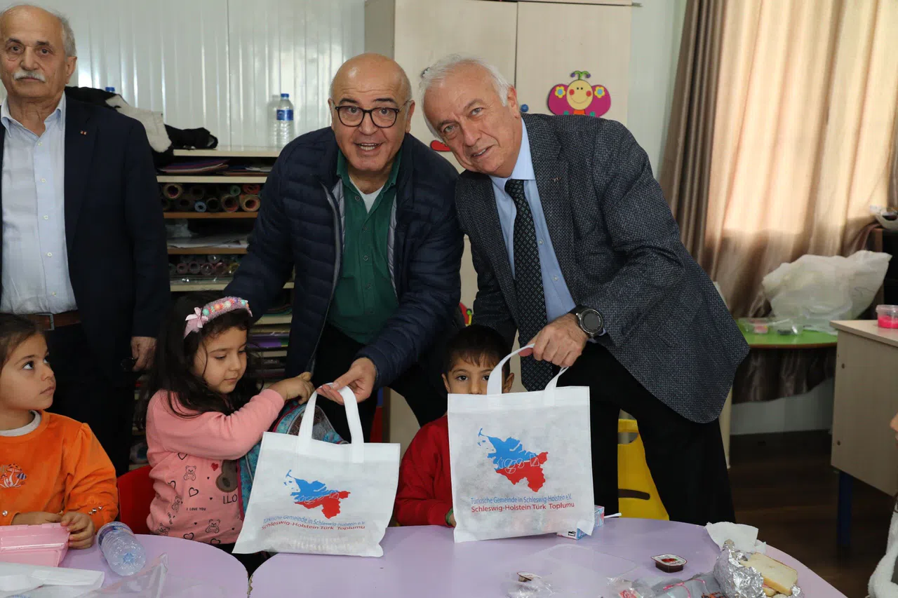 Almanya'da Türk Topluluğu, Depremzede Çocuklar İçin Binlerce Bere ve Atkı Gönderdi